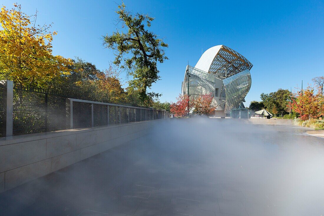 Frankreich, Paris, Bois de Boulogne, Fondation Louis Vuitton von Frank Gehry aus dem Jardin d'Aclimatation