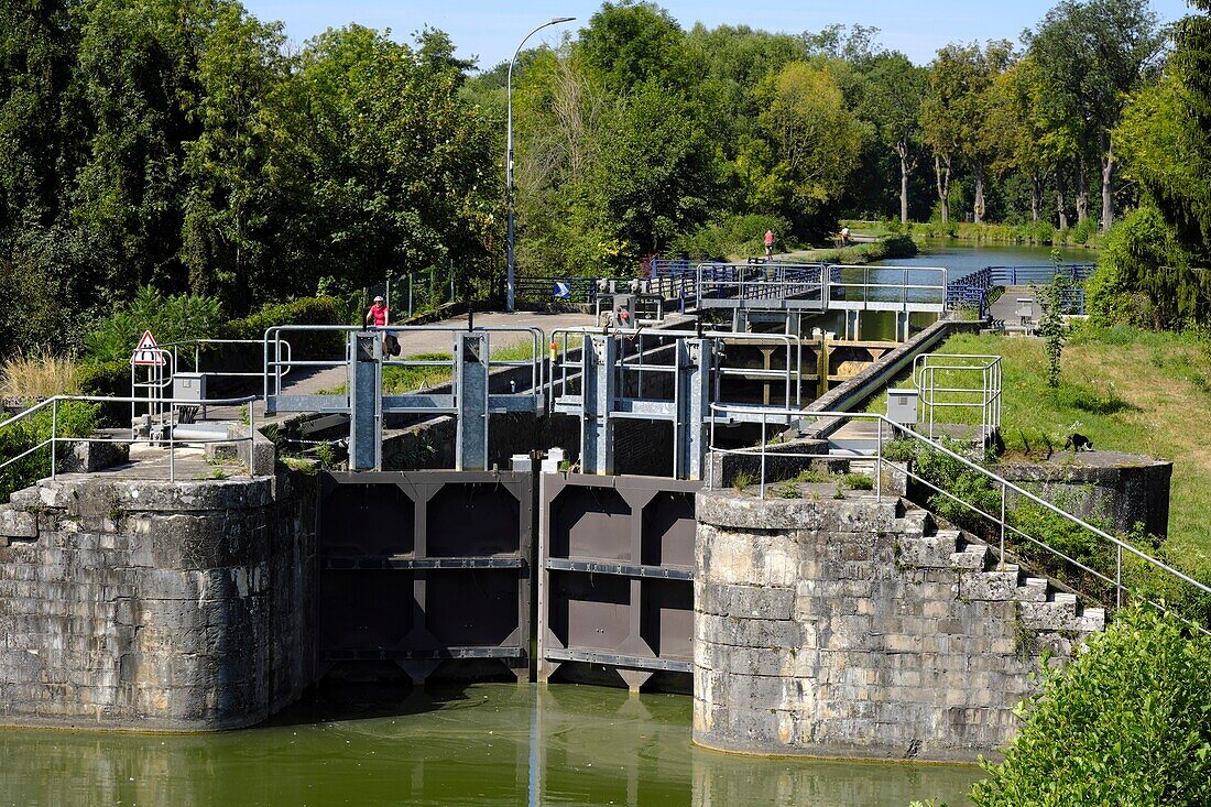 France, Haut Rhin, Dannemarie, canal bridge, the Rhine-Rhine canal crosses the Largue rivet, lock, cycle track Eurovélo 6