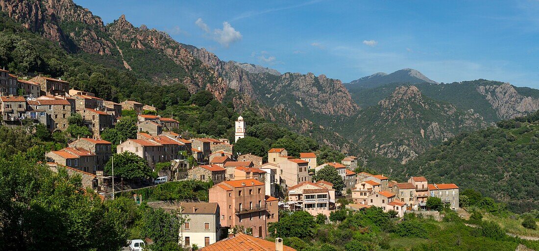 Frankreich, Corse du Sud, D 84, regionaler Naturpark, Ota, Panoramablick auf das Dorf
