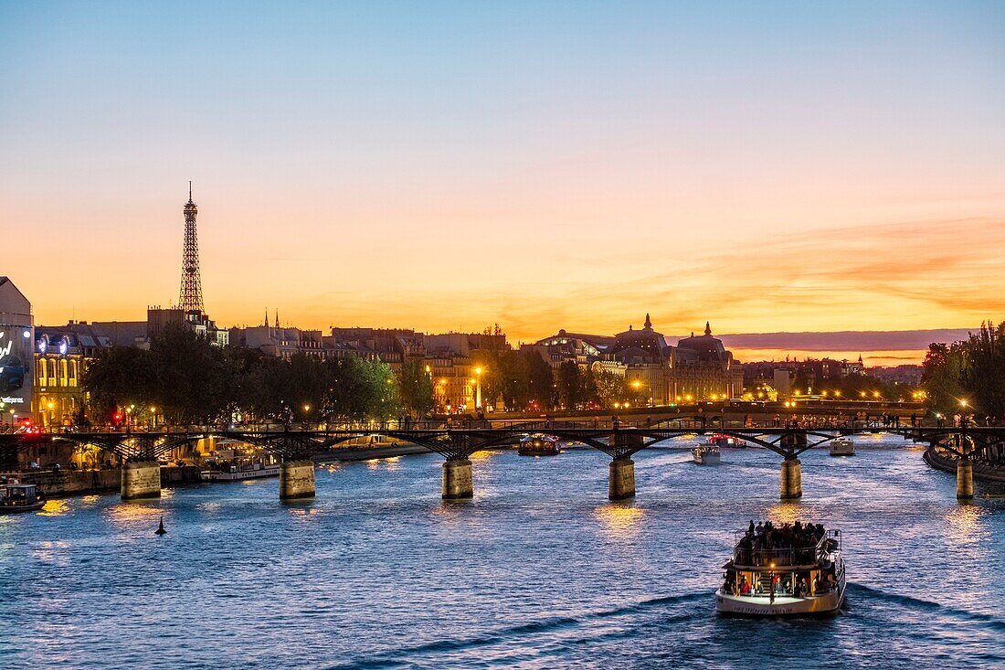 Frankreich, Paris, Seine-Ufer, von der UNESCO zum Weltkulturerbe erklärt, ein Flugboot, die Arts-Fußgängerbrücke und der Eiffelturm