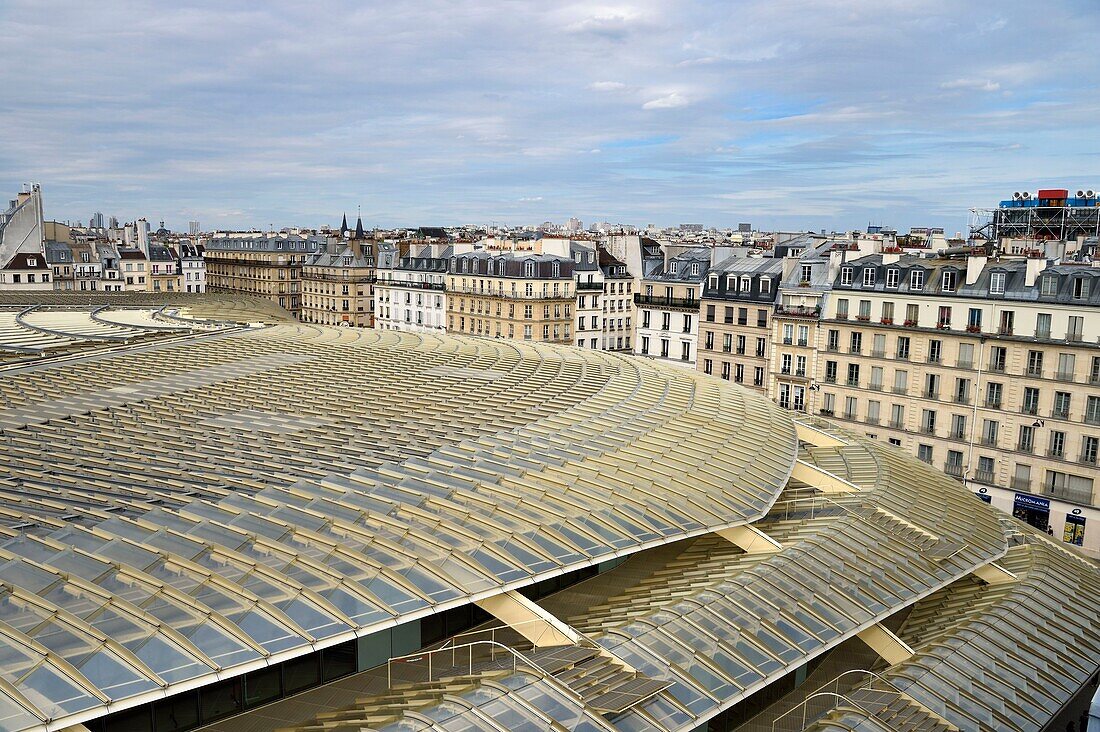 Frankreich, Paris, das Forum des Halles, ein Vordach aus Glas und Metall der Architekten Patrick Berger und Jacques Anziutti
