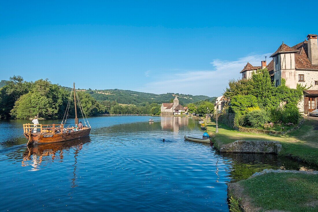 France, Correze, Dordogne valley, Beaulieu sur Dordogne, gabare on the river, Penitents chapel on Dordogne riverbank
