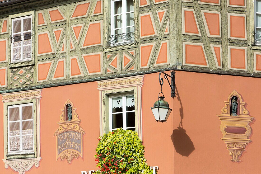 Frankreich, Haut Rhin, Route des Vins d'Alsace, Colmar, Fassade eines Fachwerkhauses in Trompe l'oeil am Place de l'Ancienne Douane (ehemaliger Zollplatz)