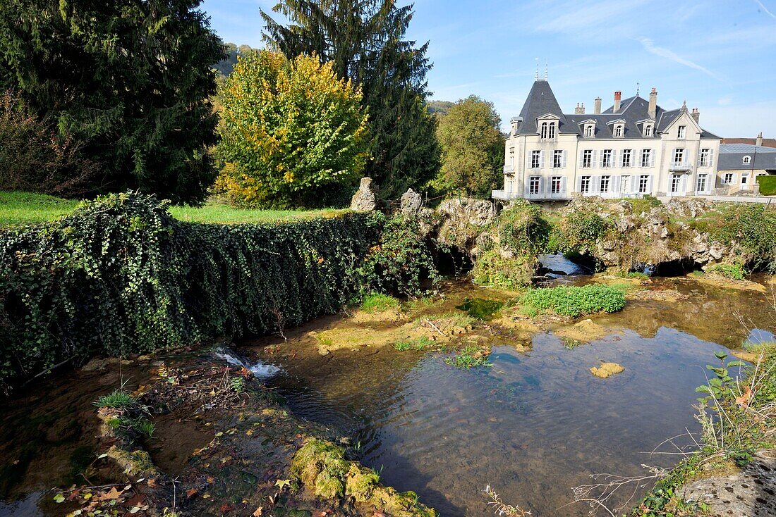 Frankreich, Jura, Vaux sur Poligny, das Priorat, das Schloss aus dem 19. Jahrhundert, der Fluss Glantine fließt durch den Landschaftspark, Brücke, Wasserfall, Tuffsteinfelsen