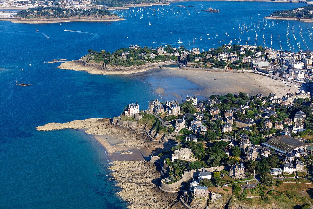 Frankreich, Ille et Vilaine, Dinard, Hafenstrand und Villen (Luftaufnahme)