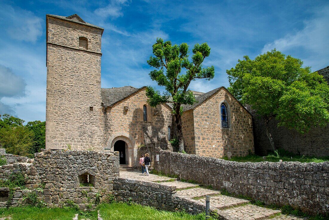 Frankreich, Aveyron, La Couvertoirade, "Les Plus Beaux Villages de France" (Die schönsten Dörfer Frankreichs), Steintreppe zur Kirche "Holy Cristol" aus dem XIV.