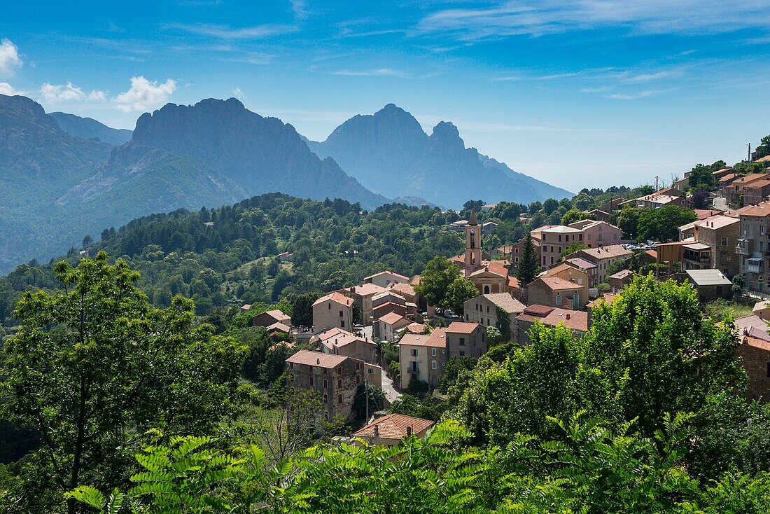 Frankreich, Corse du Sud, D 84, regionaler Naturpark, das Dorf Evisa und das Capu d'Orto