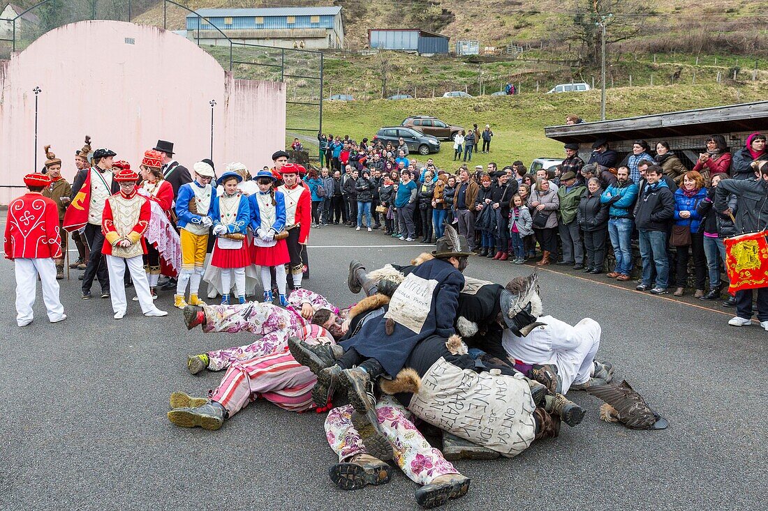 Frankreich, Pyrenees Atlantiques, Baskisches Land, Sainte Engrace, Die Souletine Masquerade (Xiberoko Maskarada) ist ein wandernder Karnevalsritus, der von Dorf zu Dorf zieht