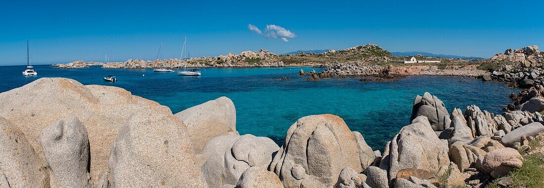 Frankreich, Corse du Sud, Bonifacio, Lavezzi-Inseln, Naturschutzgebiet der Mündung des Bonifacio, Panoramablick auf die Felsen aus poliertem Granit, der größte Reiz des Ortes