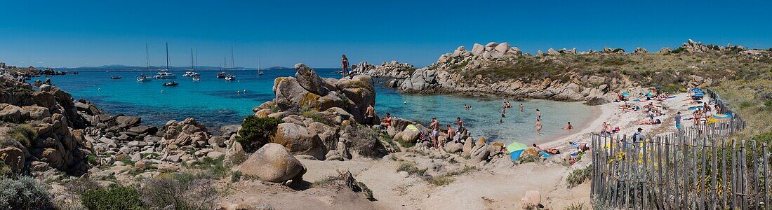 Frankreich, Corse du Sud, Bonifacio, Lavezzi-Inseln, Naturschutzgebiet der Mündung von Bonifacio, Panoramablick auf Traumstrände überfüllt während der Sommersaison