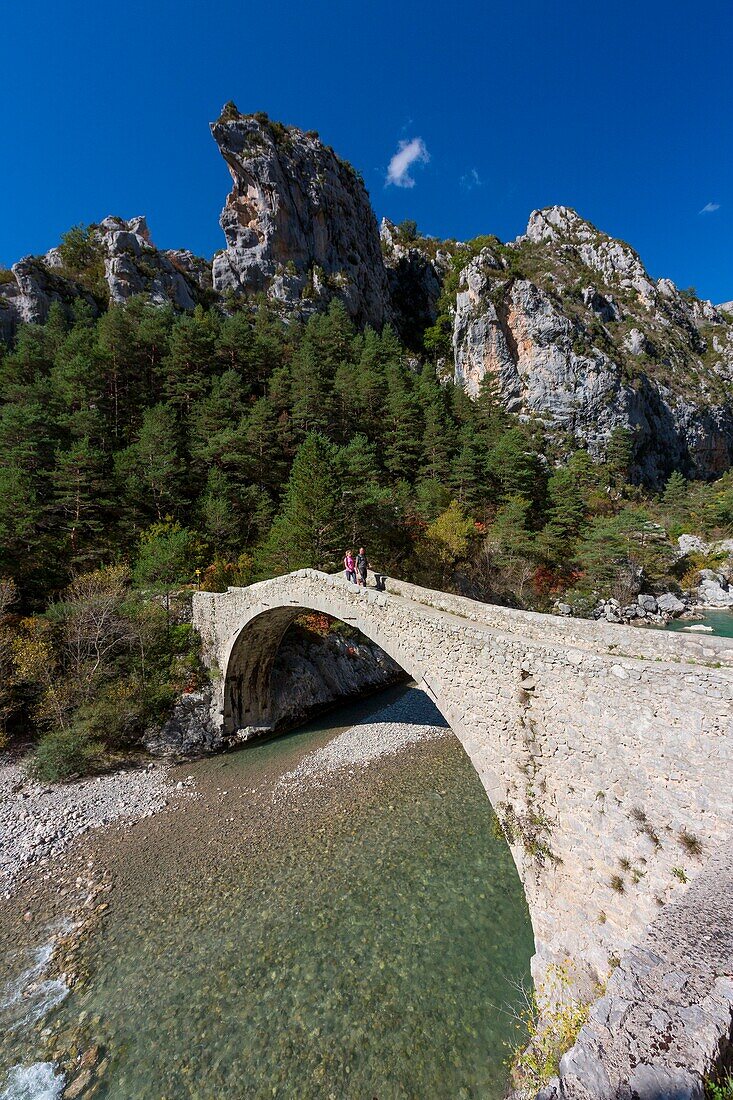 Frankreich, Alpes-de-Haute-Provence, Regionaler Naturpark Verdon, Grand Canyon du Verdon, der Wanderweg GR49 überquert die Tusset-Brücke über den Fluss Verdon