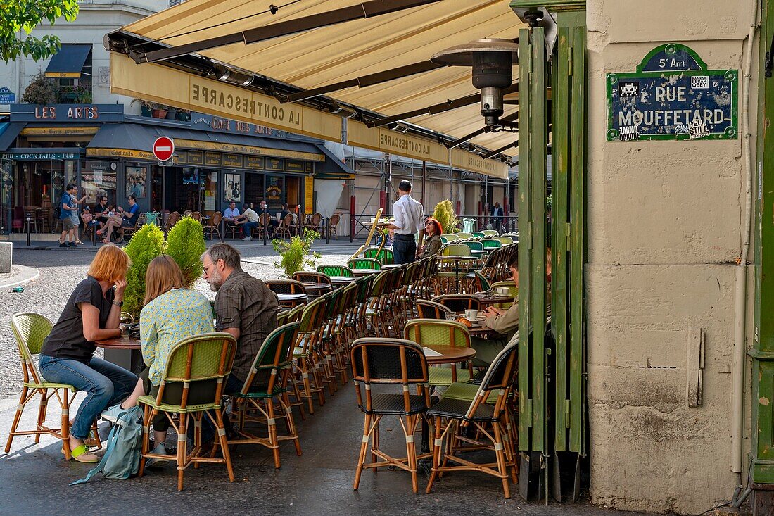 France, Paris, Place of the Contrescarpe, vacationers sat at the table in a cafe terrace