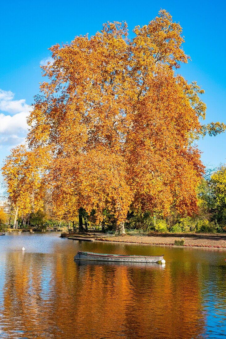 France, Paris, the Bois de Vincennes in autumn, Lake Daumesnil