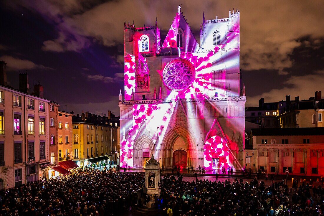 Frankreich, Rhone, Lyon, Stadtviertel Vieux-Lyon, historischer Ort, der von der UNESCO zum Weltkulturerbe erklärt wurde, die Kathedrale von Lyon (Cathedrale Saint-Jean-Baptiste de Lyon) während der Fete des Lumieres (Lichtfest), Ausstellung Pigments De Lumière von Nuno Maya und Carole Purnelle