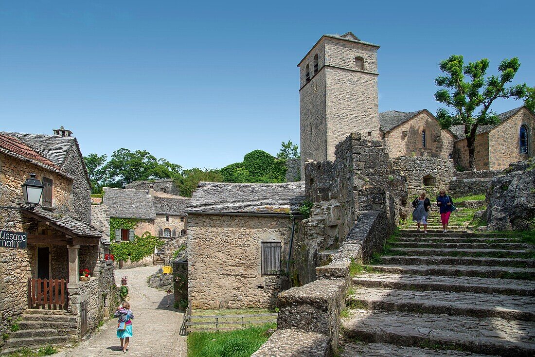 Frankreich, Aveyron, La Couvertoirade, mit dem Titel Les Plus Beaux Villages de France (Die schönsten Dörfer Frankreichs), Steintreppe zur Kirche des Heiligen Cristol aus dem XIV.