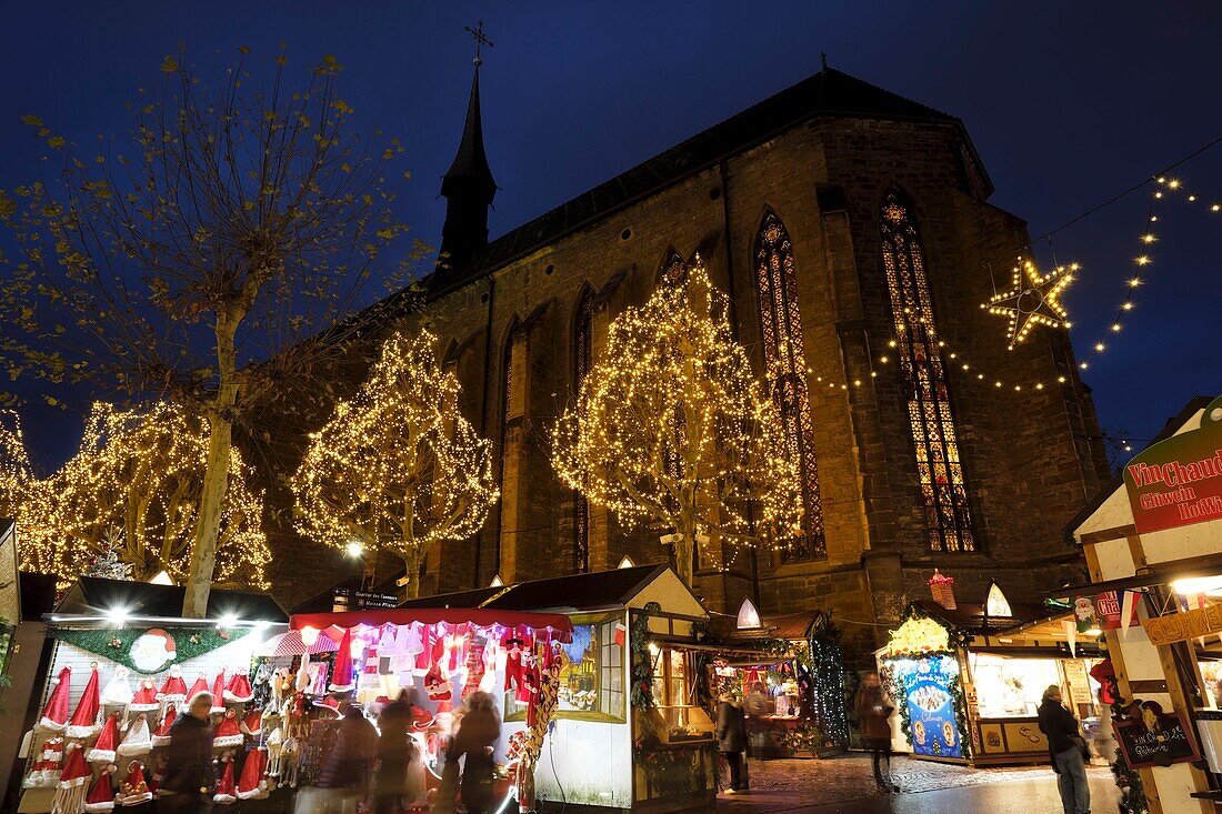 Frankreich, Haut Rhin, Colmar, Place des Dominicains, Dominicains Kirche aus dem 14. Jahrhundert, Weihnachtsmarkt