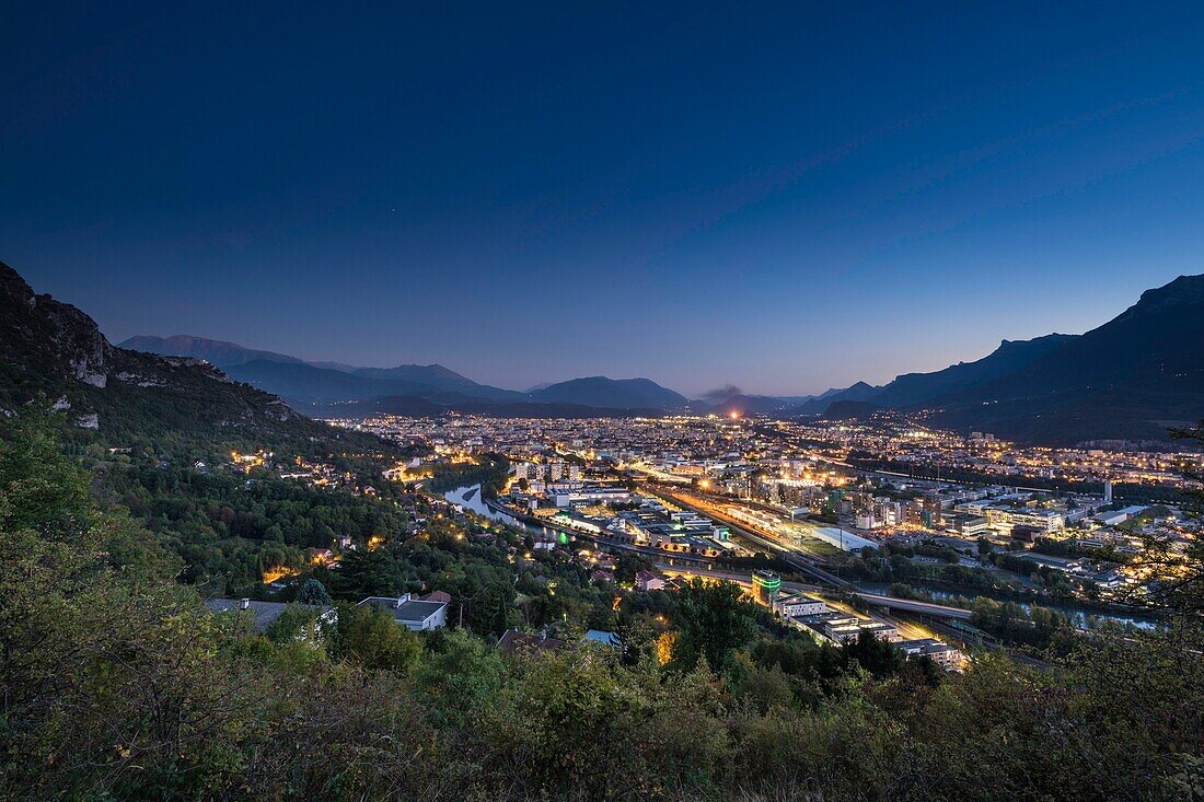 France, Isère (38), Grenoble, vue sur la Bastille et le massif de la Chartreuse depuis le Vercors avec le massif de Belledonne en arrière plan