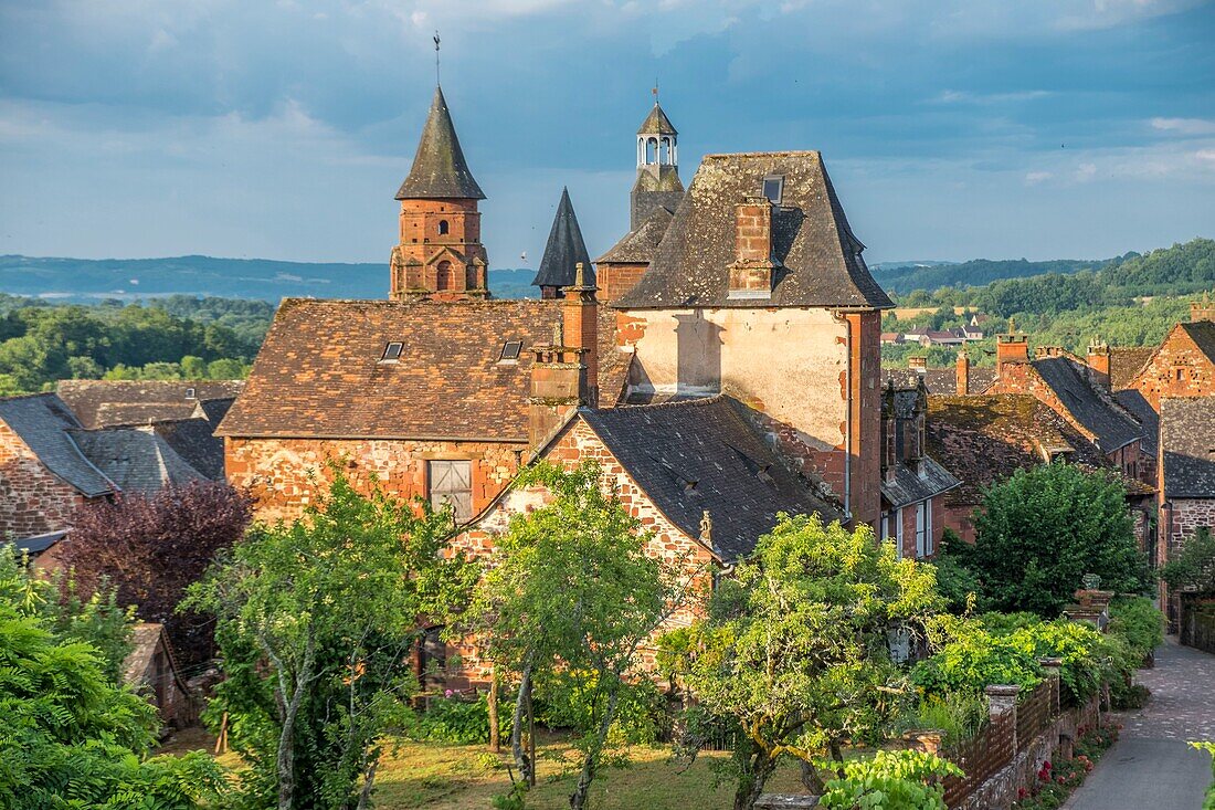 Frankreich, Correze, Dordogne-Tal, Collonges la Rouge, Bezeichnung Les Plus Beaux Villages de France (Die schönsten Dörfer Frankreichs), Dorf aus rotem Sandstein, Glockenturm der Kirche Saint Pierre