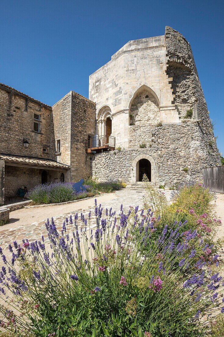Frankreich, Alpes de Haute Provence, Simiane la Rotonde, Schloss und seine Rotonde aus dem 12. Jahrhundert, der Innenhof