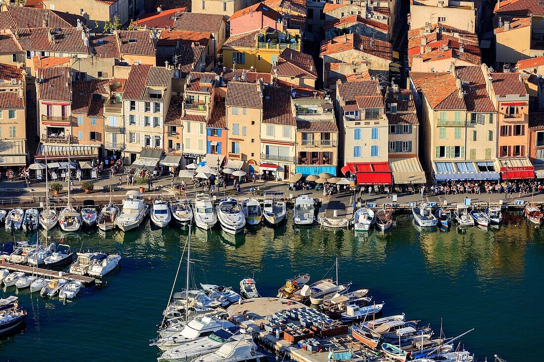 Frankreich, Bouches du Rhone, Cassis, der Hafen (Luftaufnahme)