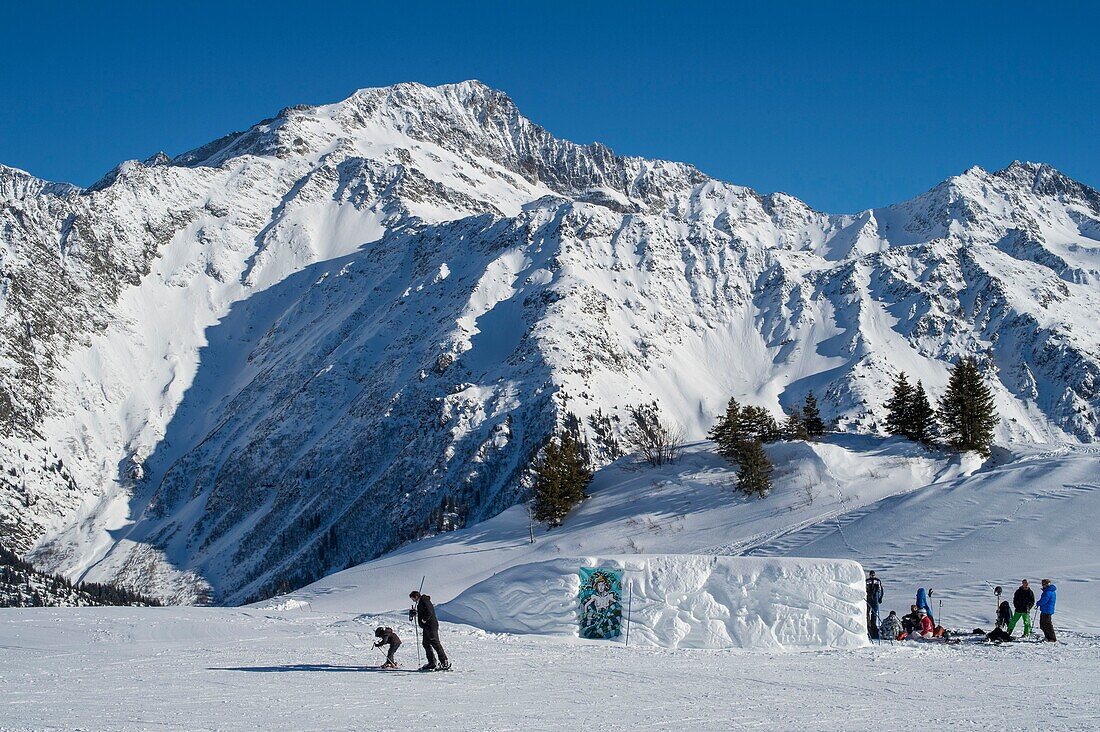 Frankreich, Haute Savoie, Massiv des Mont Blanc, die Contamines Montjoie, auf dem Skigebiet, die Schneeskulptur nimmt den vorspringenden Vorsprung des Signals vor dem Gekappten Berg ein