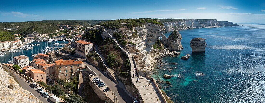Frankreich, Corse du Sud, Bonifacio, Zitadelle, der Hafen, die Unterstadt und ein Felsen, der Sandkorn genannt wird, bilden eine kuriose Insel einige Meter vom Ufer entfernt, gesehen in den Panoramaterrassen des Museums in der Bastion der Standarte