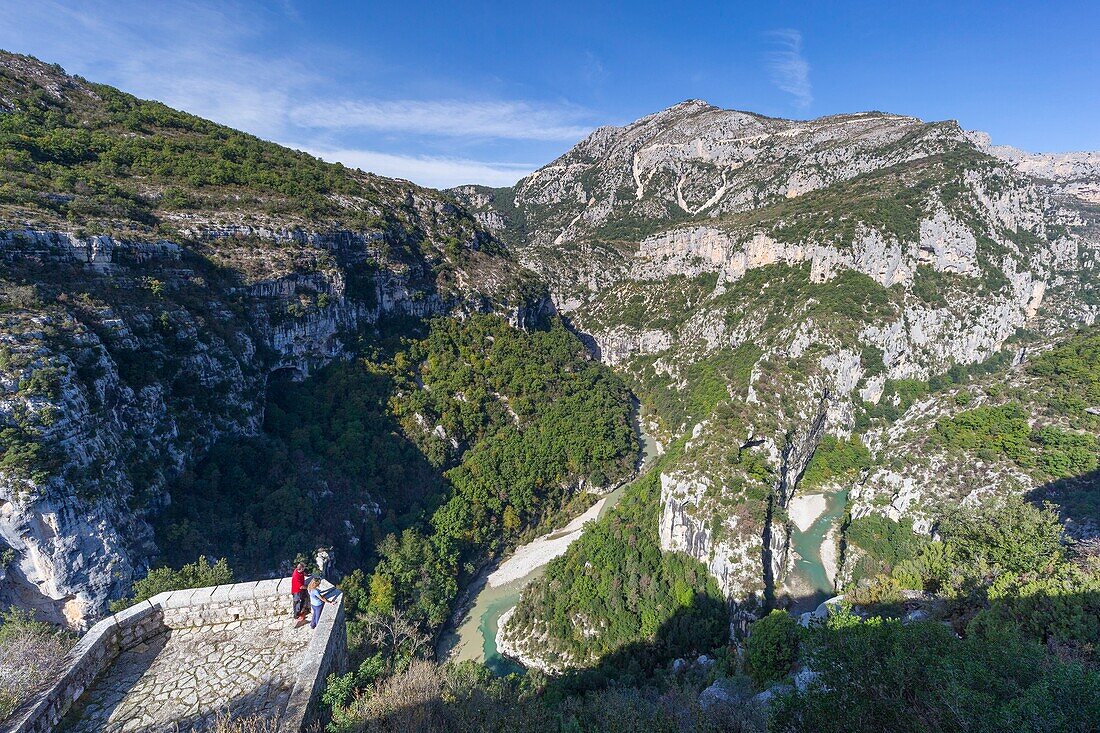 Frankreich, Alpes-de-Haute-Provence, Regionalpark Verdon, Gorges du Verdon, Blick auf den Verdon und die Brèche Imbert vom Aussichtspunkt des Balkons von La Mescla