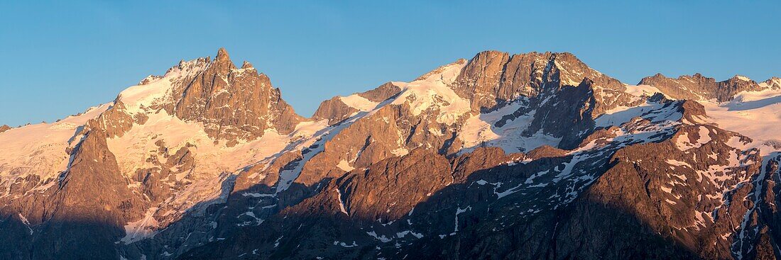 France, Hautes Alpes, Ecrins National Park, on the left the Grand Pic de La Meije (3983m), in the center the Râteau (3809m)