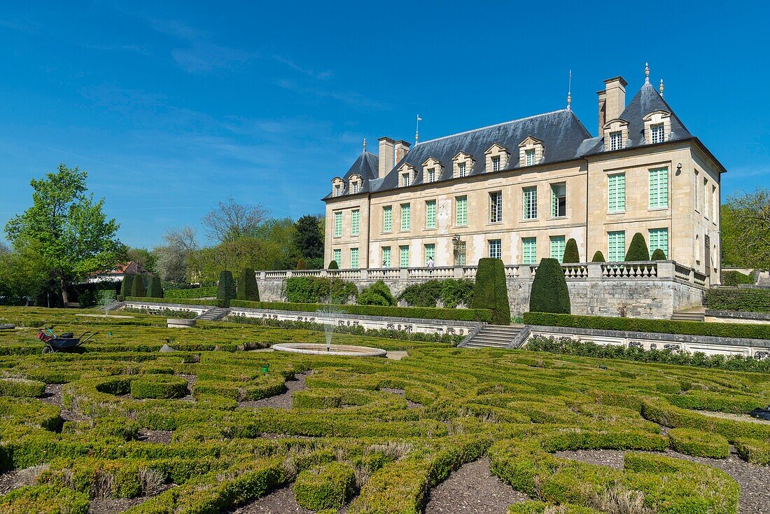 France, Val d'Oise, Auvers-sur-Oise, castle of the XVIIth century and its formal garden, Meridionnale facade
