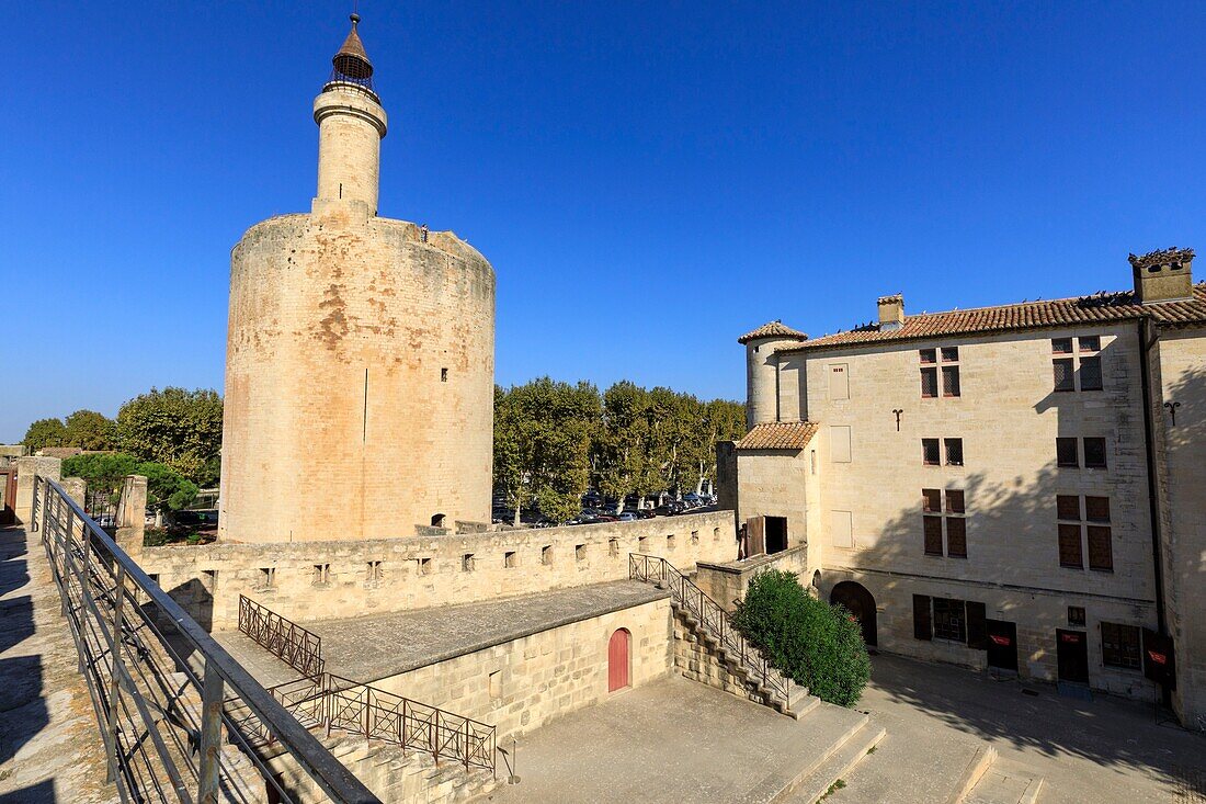 Frankreich, Gard, Regionaler Naturpark der Camargue, Aigues Mortes, der Konstanzer Turm und die Stadtmauern