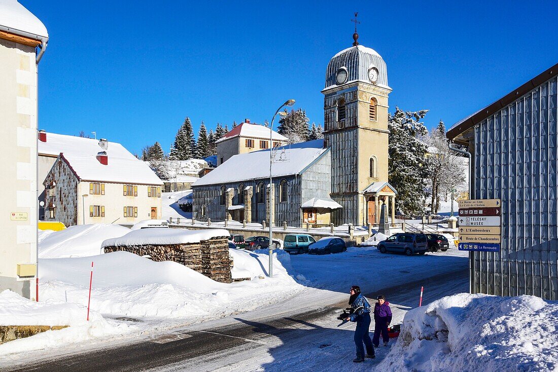 Frankreich, Jura, GTJ große Juradurchquerung auf Schneeschuhen, das Dorf La Pesse unter dem Schnee