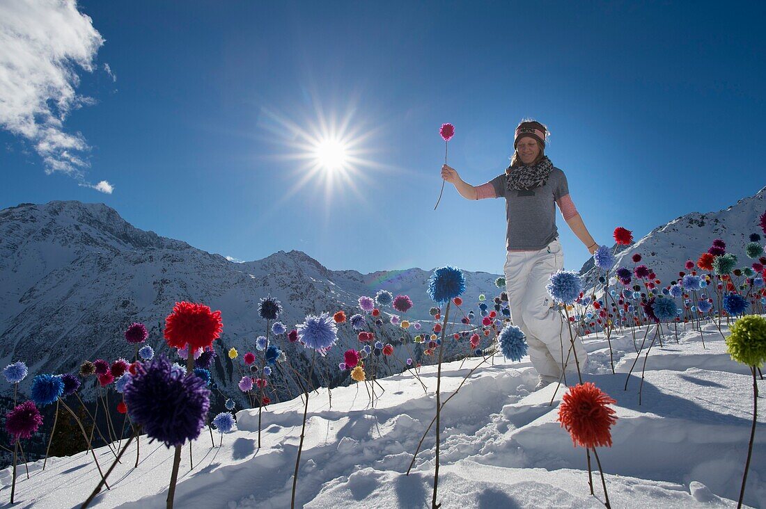 Frankreich, Haute Savoie, Massiv des Mont Blanc, die Contamines Montjoie, Land Art auf den Pisten des Skigebiets, die Installation der Wollblumen von Niki Heddle