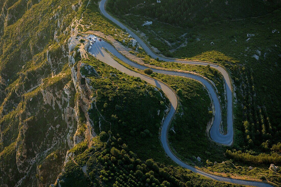 Frankreich, Bouches du Rhone, Calanques-Nationalpark, Cassis, Cap Canaille, Route des Crêtes (Luftaufnahme)