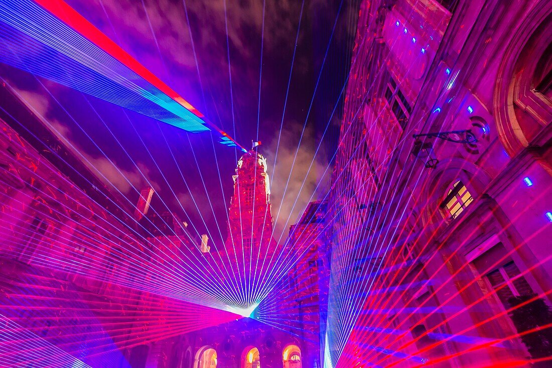 Frankreich, Rhone, Lyon, Stadtteil Vieux-Lyon, historische Stätte, die von der UNESCO zum Weltkulturerbe erklärt wurde, der Innenhof des Rathauses während der Fete des Lumieres (Lichtfest), Trikolore von Ralf Lotting zeigen