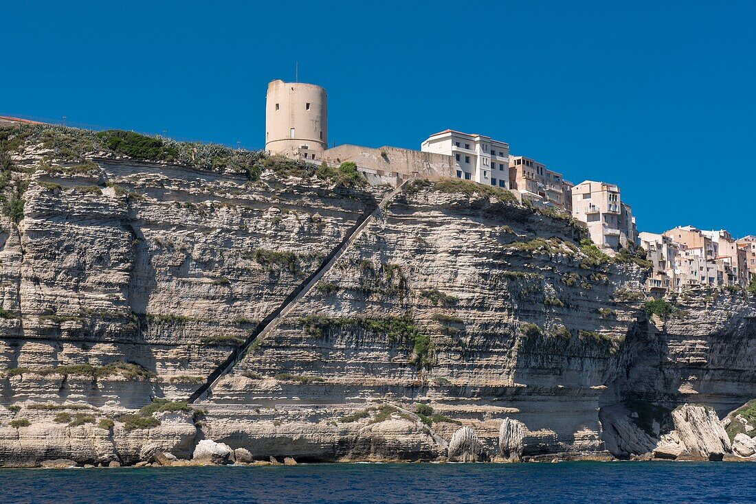 Frankreich, Corse du Sud, Bonifacio, das Dorf auf den Kalksteinfelsen vom Meer aus gesehen und die Treppe von Roy von Aragon
