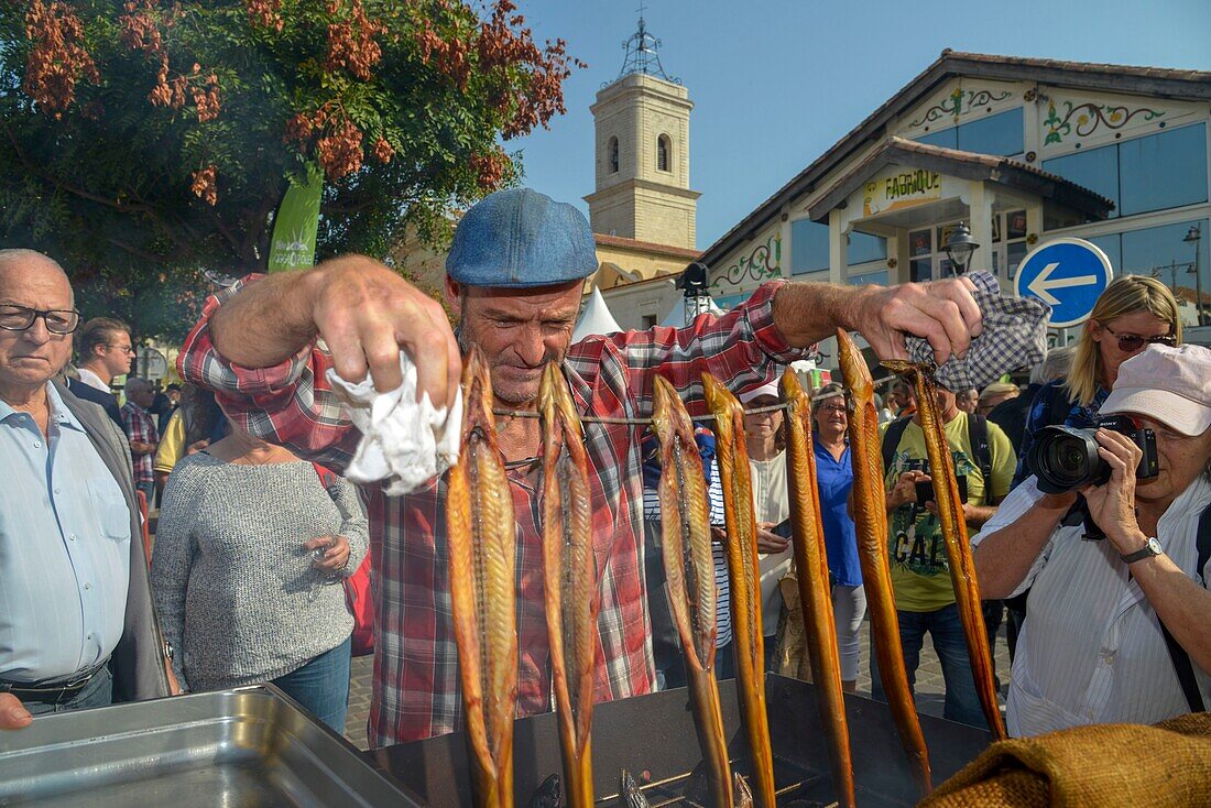 Frankreich, Herault, Marseillan, Aalfest, traditionelles Fischräuchern