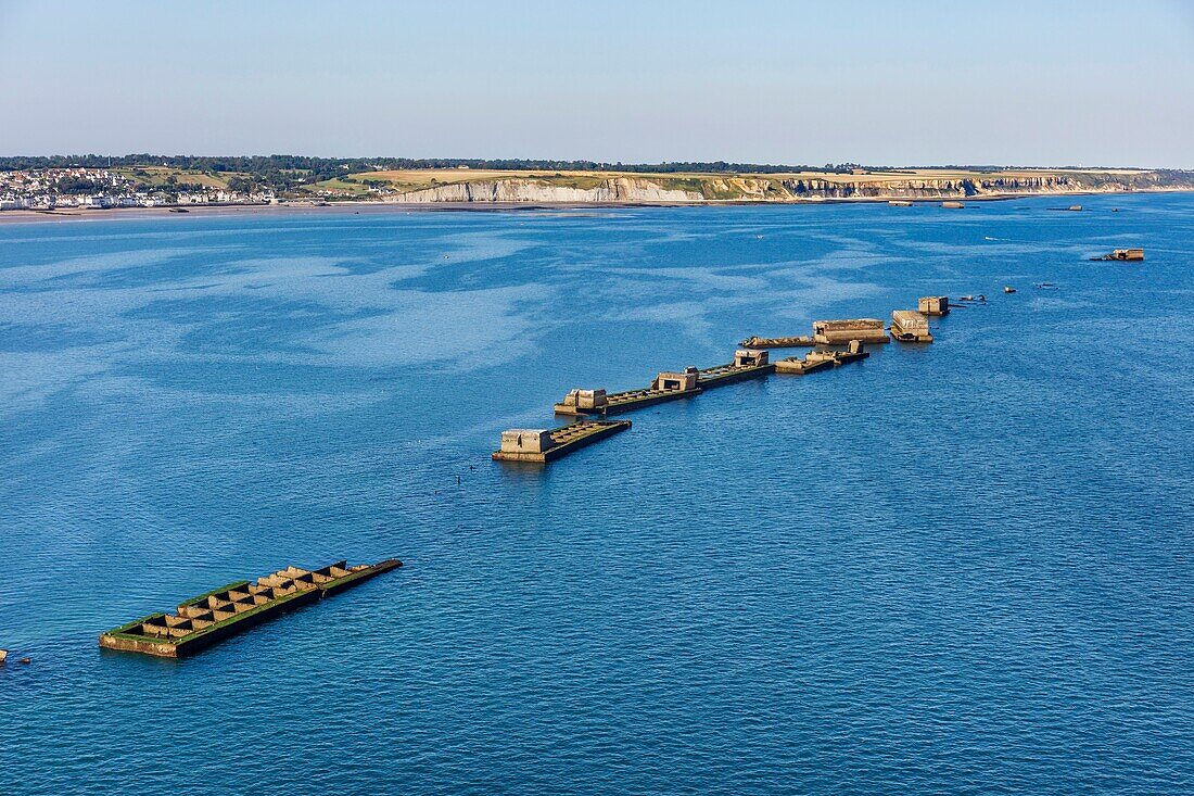 Frankreich, Calvados, Arromanches les Bains, Überreste von Mulberry B, Port Winston, Phoenix-Wellenbrecher, Gold Beach 6. Juni 1944 Landungsstrand (Luftaufnahme)