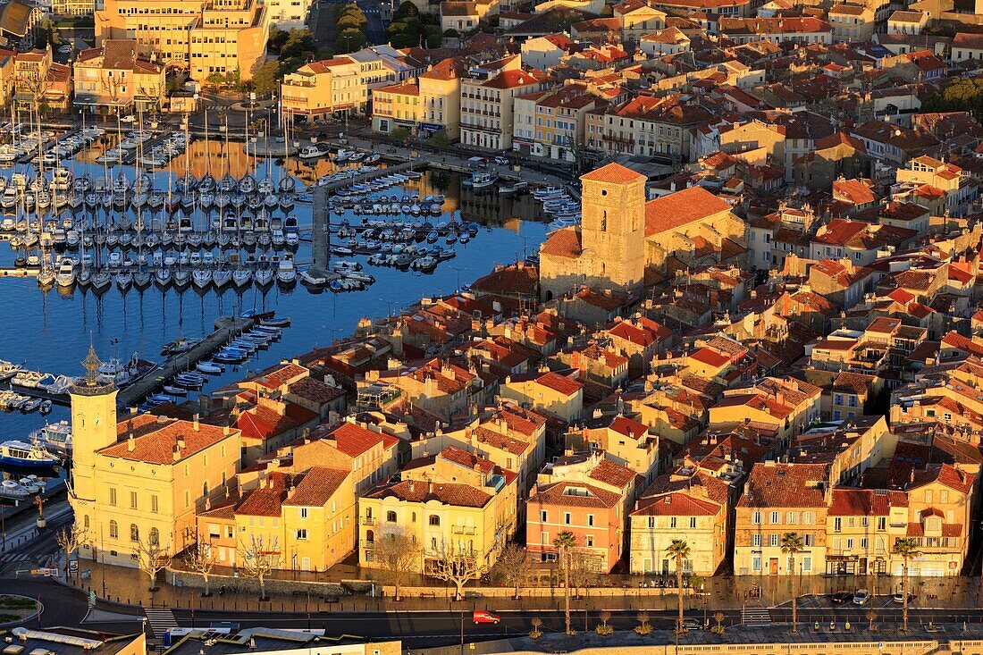 Frankreich, Bouches du Rhone, La Ciotat, Alter Hafen (Luftaufnahme)