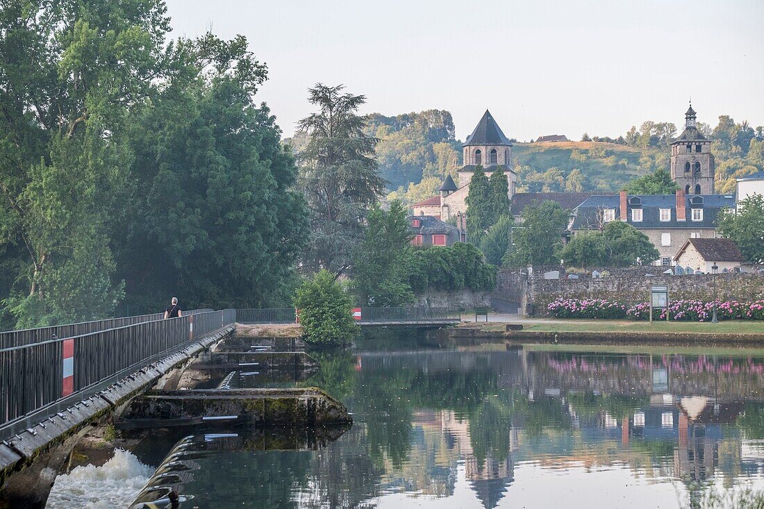 France, Correze, Dordogne valley, Beaulieu sur Dordogne, Aubareles footbridge on Dordogne river