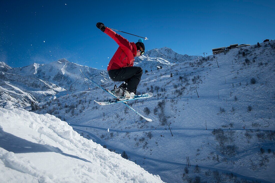 Frankreich, Haute Savoie, Massiv des Mont Blanc, die Contamines Montjoie, die Sprungschanze beim Off-Piste-Skifahren außerhalb der Skipisten