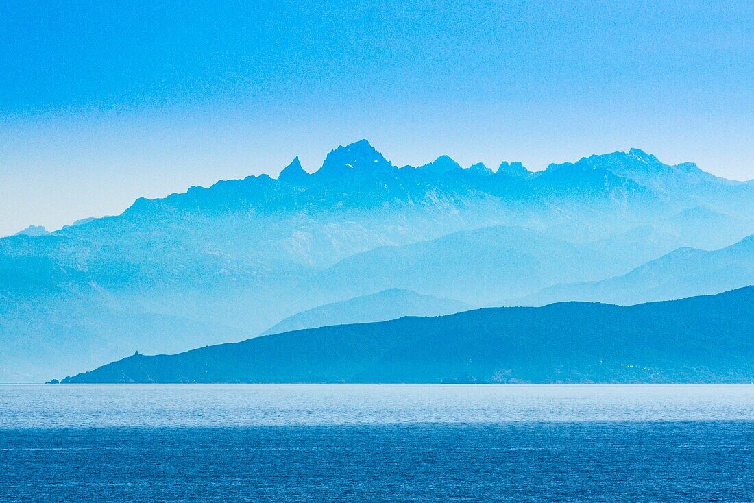 Frankreich, Corse du Sud, Ajaccio, die Küste nördlich von Ajaccio und der Berg Cinto dagegen