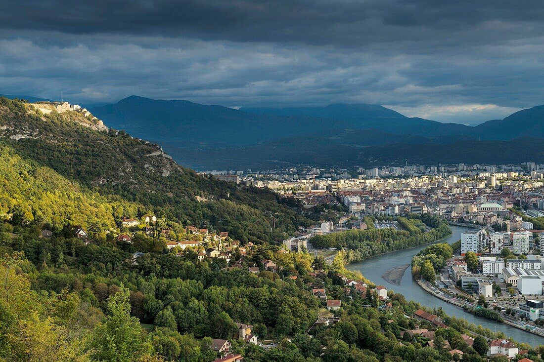 Frankreich, Rhone Alpes, Isere, Grenoble Stadt, Bastille, Chartreuse, Vercors und Belledonne Berge im Hintergrund