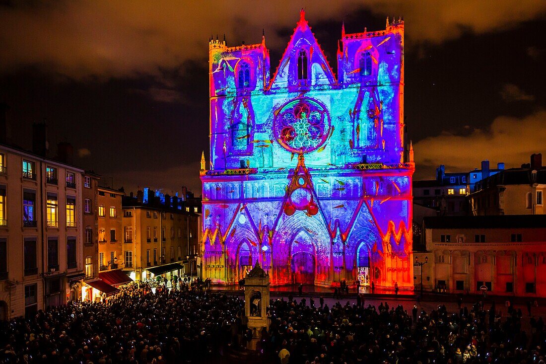 Frankreich, Rhone, Lyon, Stadtteil Vieux-Lyon, historische Stätte, die von der UNESCO zum Weltkulturerbe erklärt wurde, die Kathedrale von Lyon (Cathedrale Saint-Jean-Baptiste de Lyon) während der Fete des Lumieres (Lichtfest), Ausstellung Pigments De Lumière von Nuno Maya und Carole Purnelle