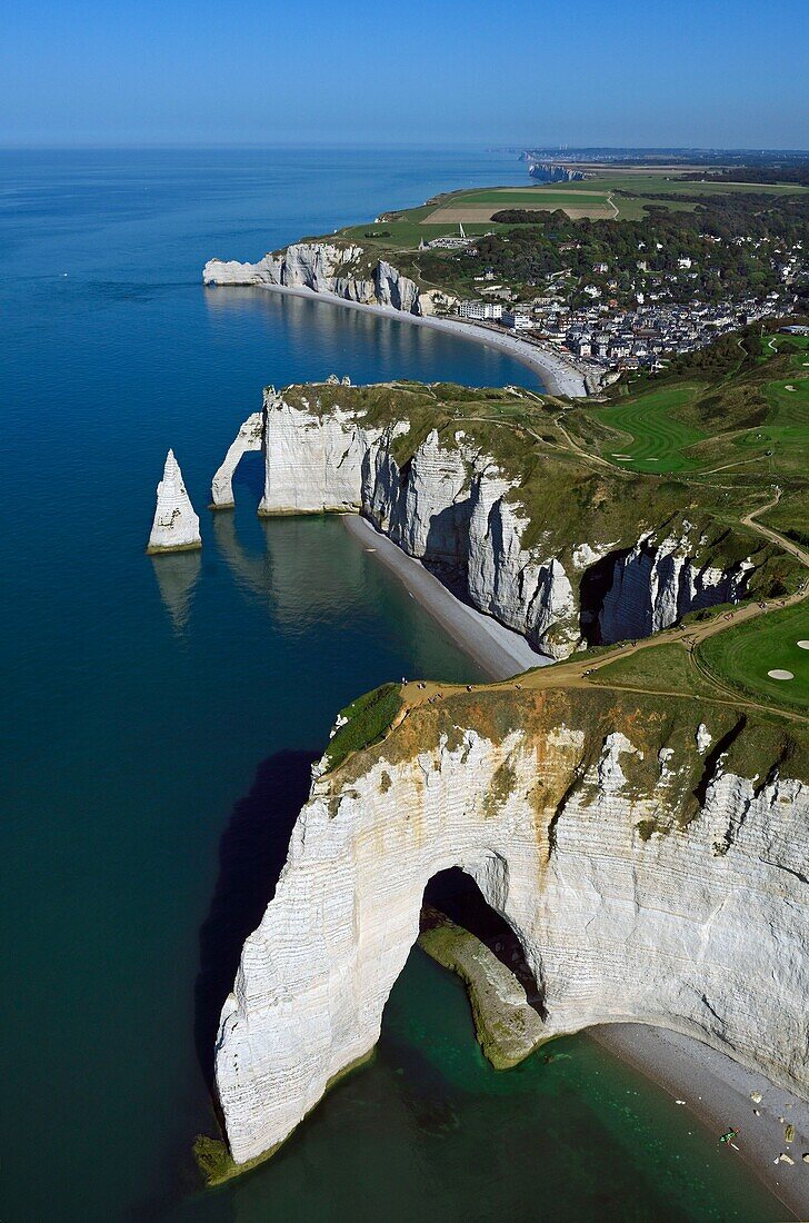 Frankreich, Seine Maritime, Etretat, die Stadt und die Klippen (Luftaufnahme)