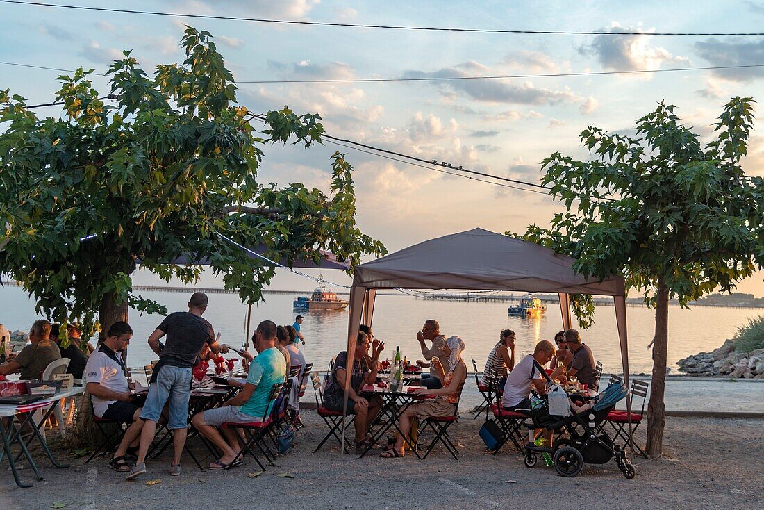 Frankreich, Herault, Bouzigues, Sommerrestaurant vor der Lagune von Thau