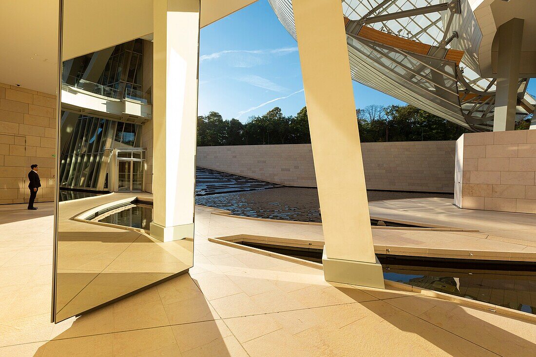 Frankreich, Paris, Bois de Boulogne, Fondation Louis Vuitton von Frank Gehry, das Wasserbecken und das Kunstwerk von Olafur Eliason, Inside the Horizon (2014)