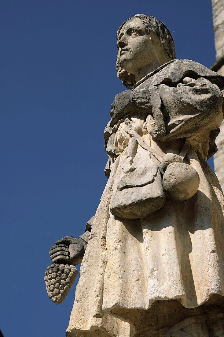 Frankreich, Doubs, Hochtal Loue, Vuillafans, Statue des Heiligen Vernier, Schutzpatron der Winzer, vor der Kirche, in der Hand eine Traube