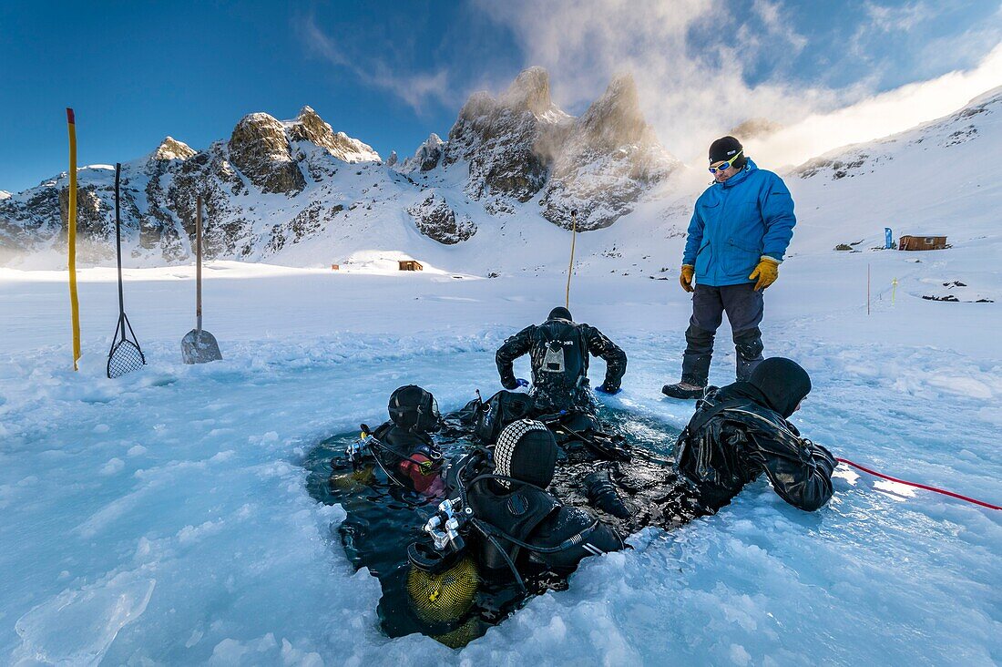 Frankreich, Isère (38), Belledonne, Chamrousse, Robert Seen, ein Team von Tauchern, taucht unter dem Eis auf - Dive Xtreme