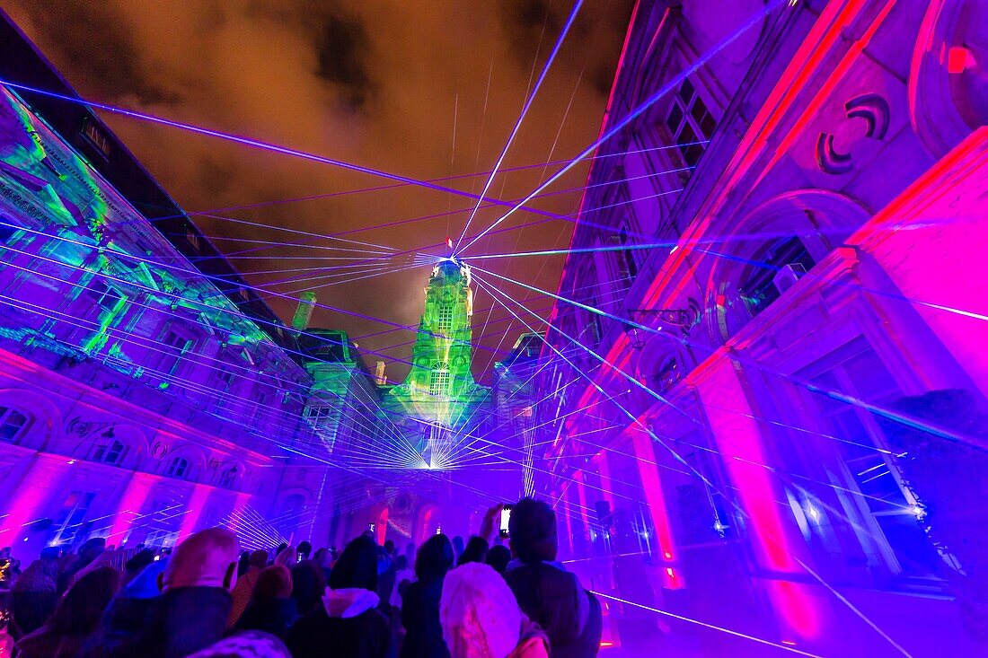 Frankreich, Rhone, Lyon, Stadtteil Vieux-Lyon, historische Stätte, die von der UNESCO zum Weltkulturerbe erklärt wurde, der Innenhof des Rathauses während der Fete des Lumieres (Lichtfest), Trikolore von Ralf Lotting zeigen