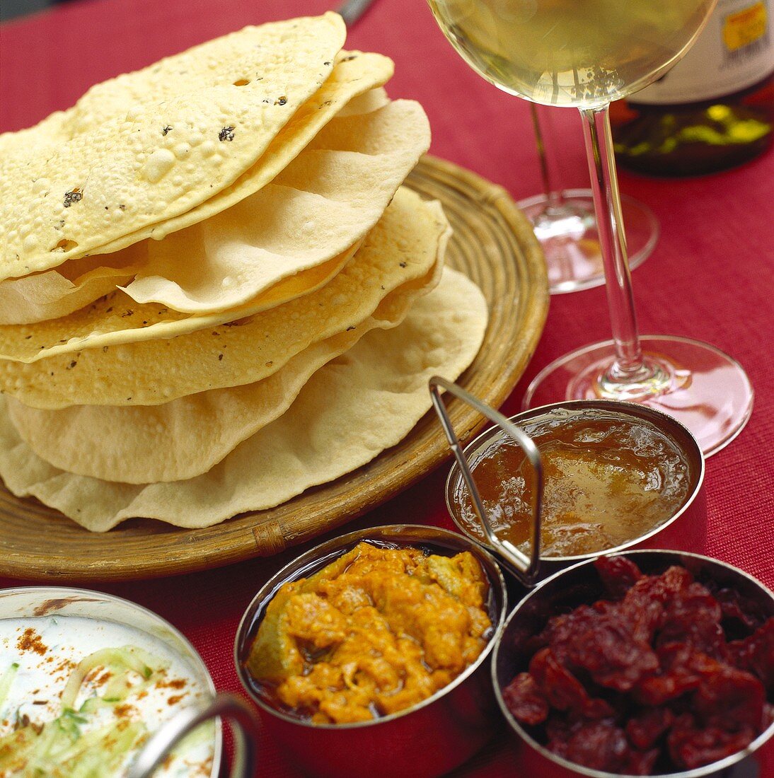 Indische Chapati-Brote, drei Dips & Joghurt-Gurken-Salat